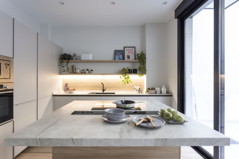 Cocina abierta con isla y comedor integrado en Madrid