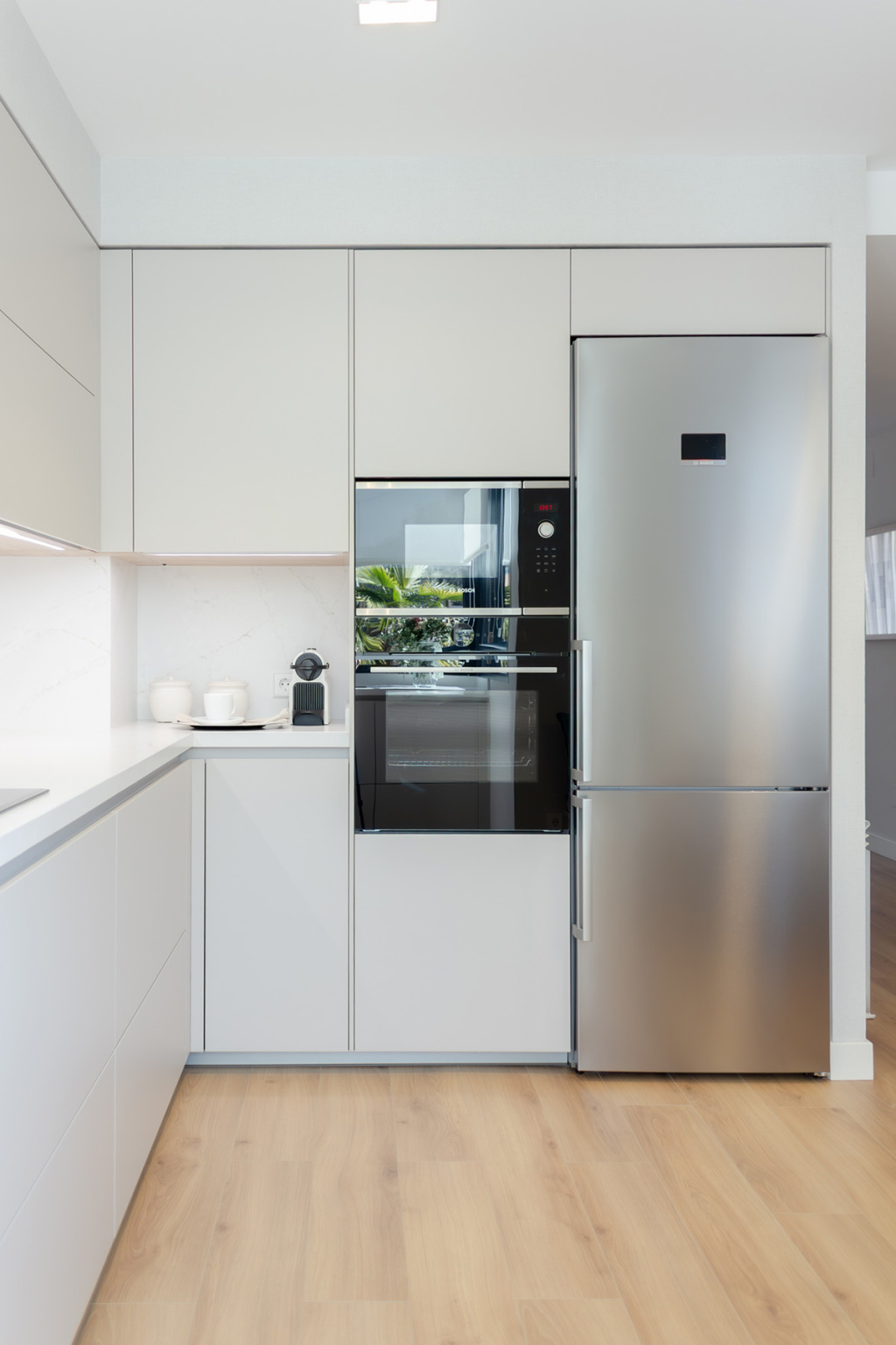 Cocina Cashmere con electrodomésticos en columna diseñada por Santos Vaguada.