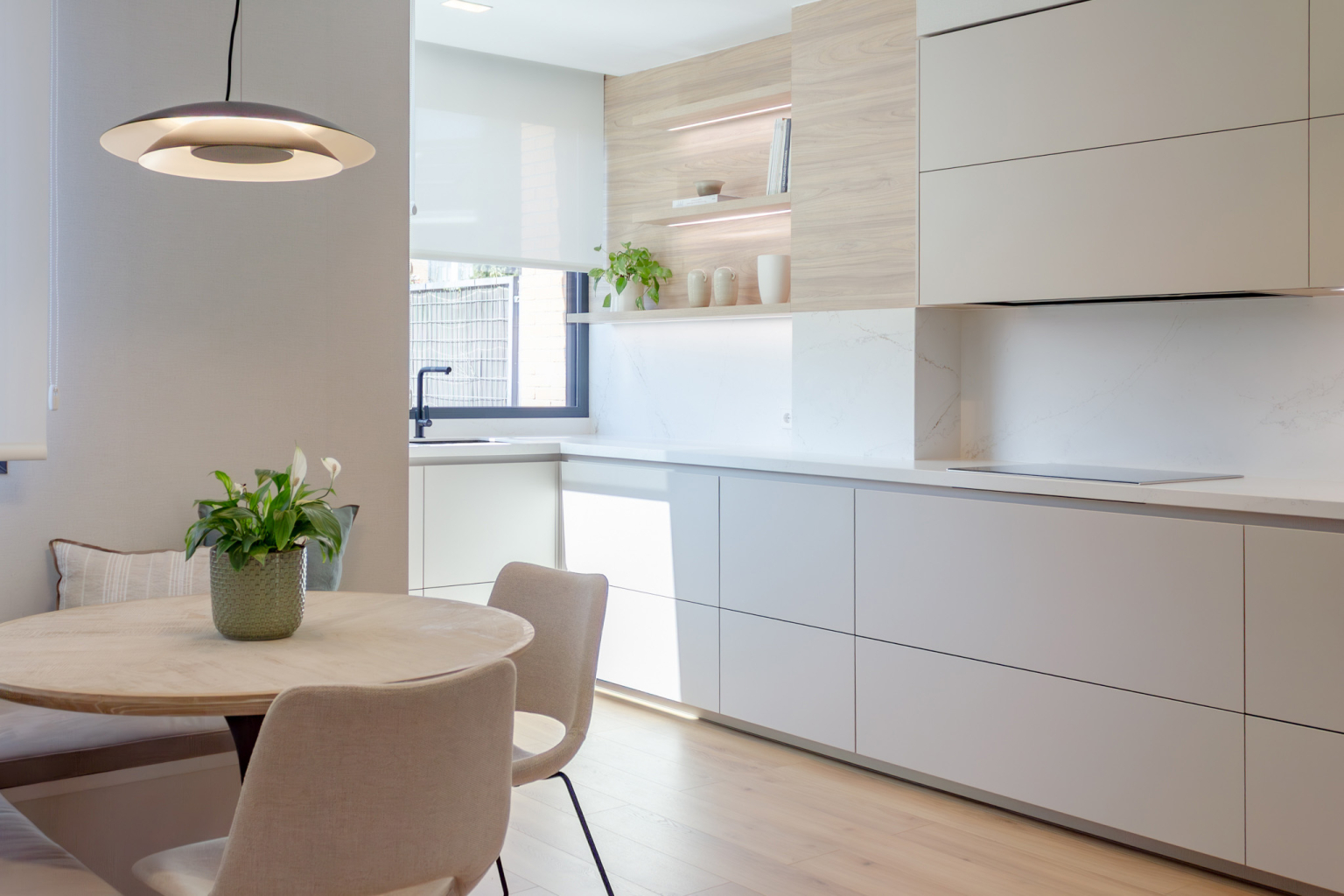 Cocina Cashmere con distribución en U diseñada por la tienda de cocinas en Madrid Santos Vaguada.