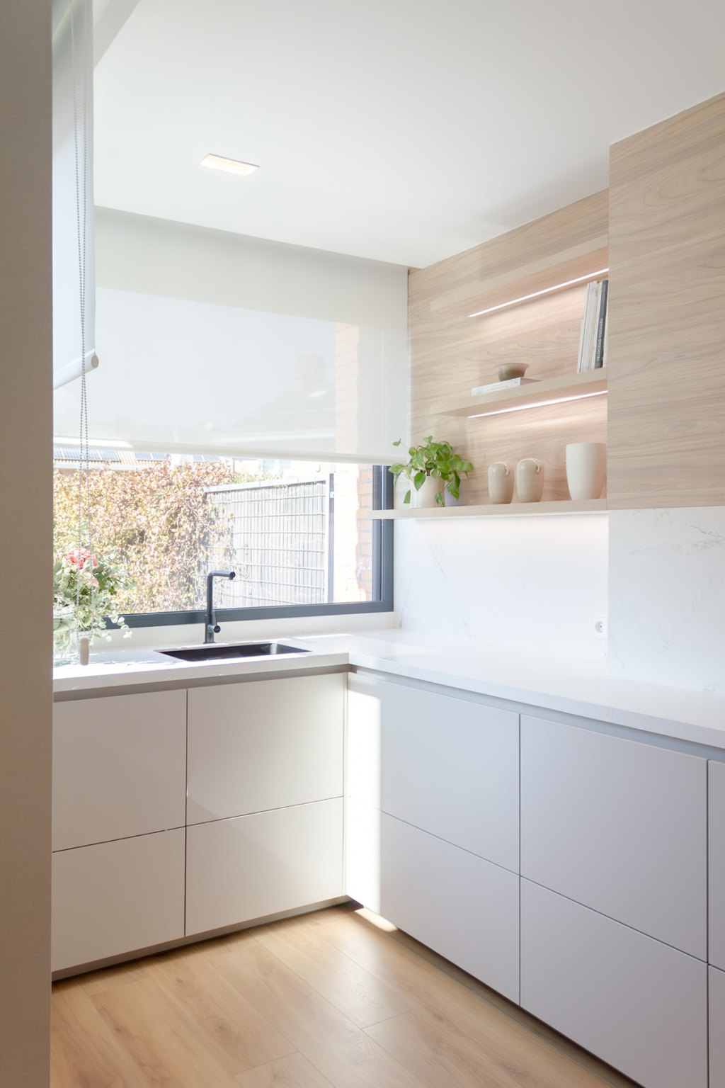 Cocina Cashmere con fregadero en la ventana diseñada por el estudio de cocinas en Madrid Santos Vaguada.