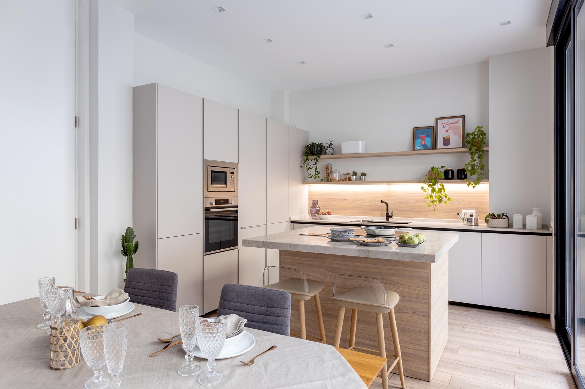 Cocinas Cashmere: el color que convierte cualquier cocina en un espacio luminoso, elegante y atemporal 1 Cocina Cashmere con isla abierta al comedor diseñada por la tienda de cocinas en Madrid Santos Vaguada.