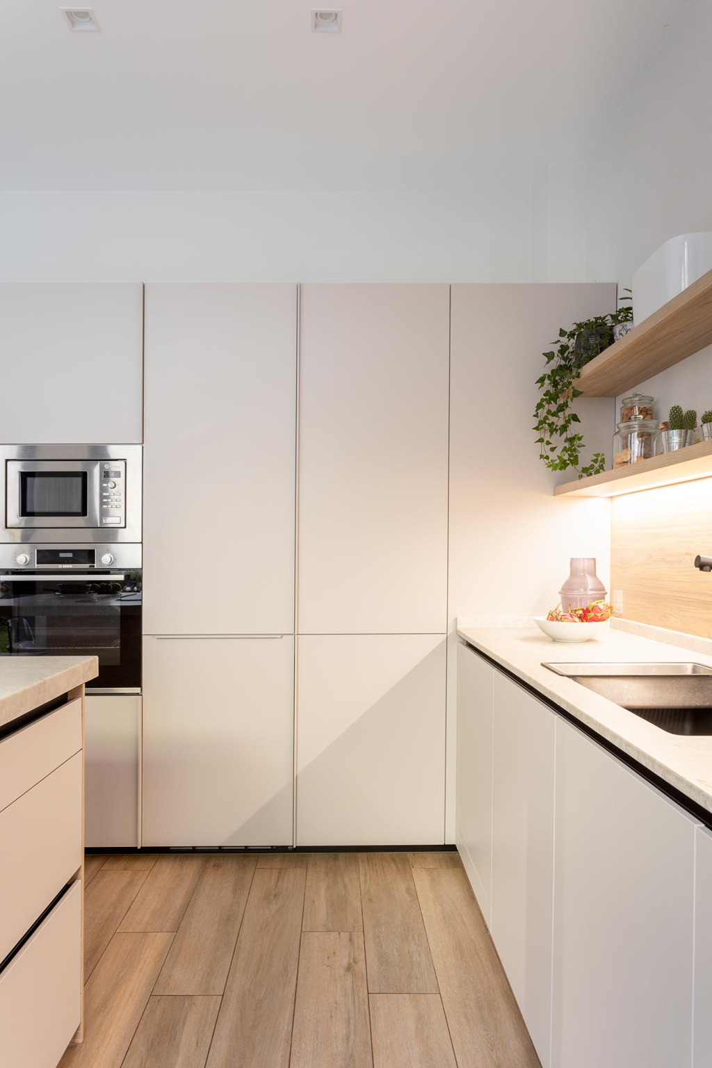 Cocina Cashmere con isla y armarios en columna en un proyecto diseñado por Santos Vaguada.