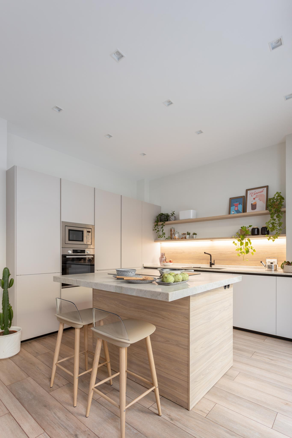 Cocina Cashmere con isla y electrodomésticos en columna en un proyecto diseñado por Santos Vaguada.