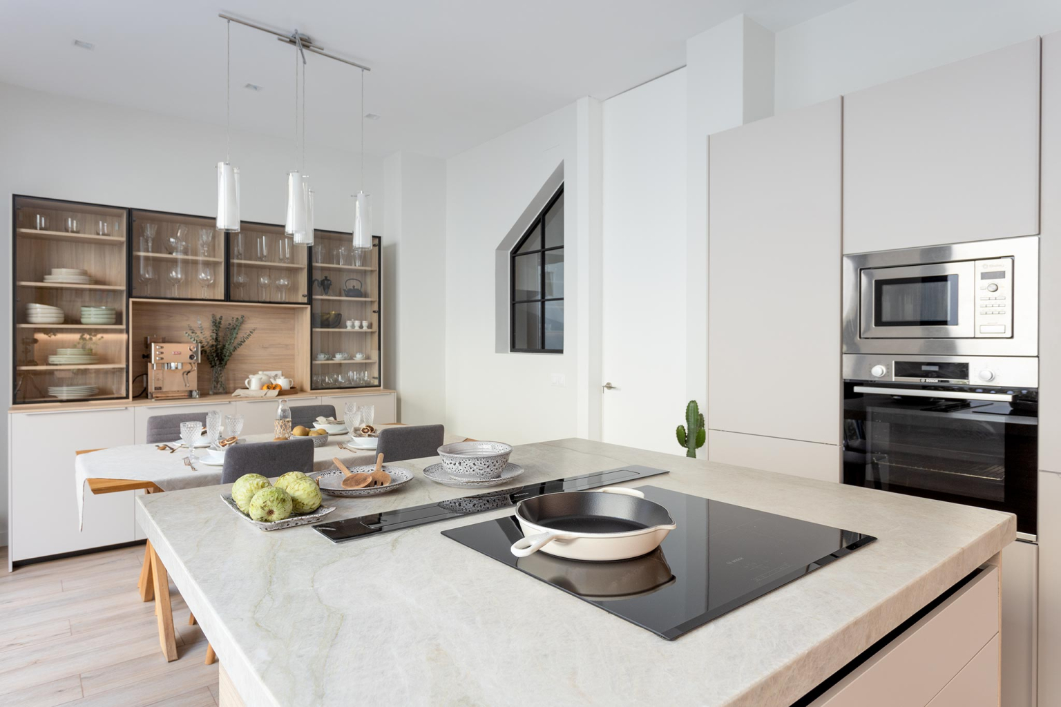 Cocina Cashmere con isla en un proyecto diseñado por el estudio Santos Vaguada.