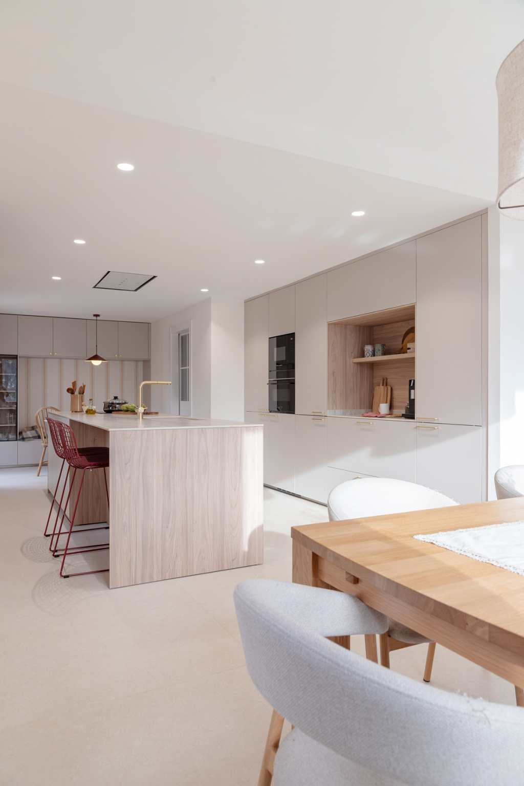 Cocina Cashmere con isla y barra abierta al comedor diseñada por el estudio de cocinas en Madrid Santos Vaguada.