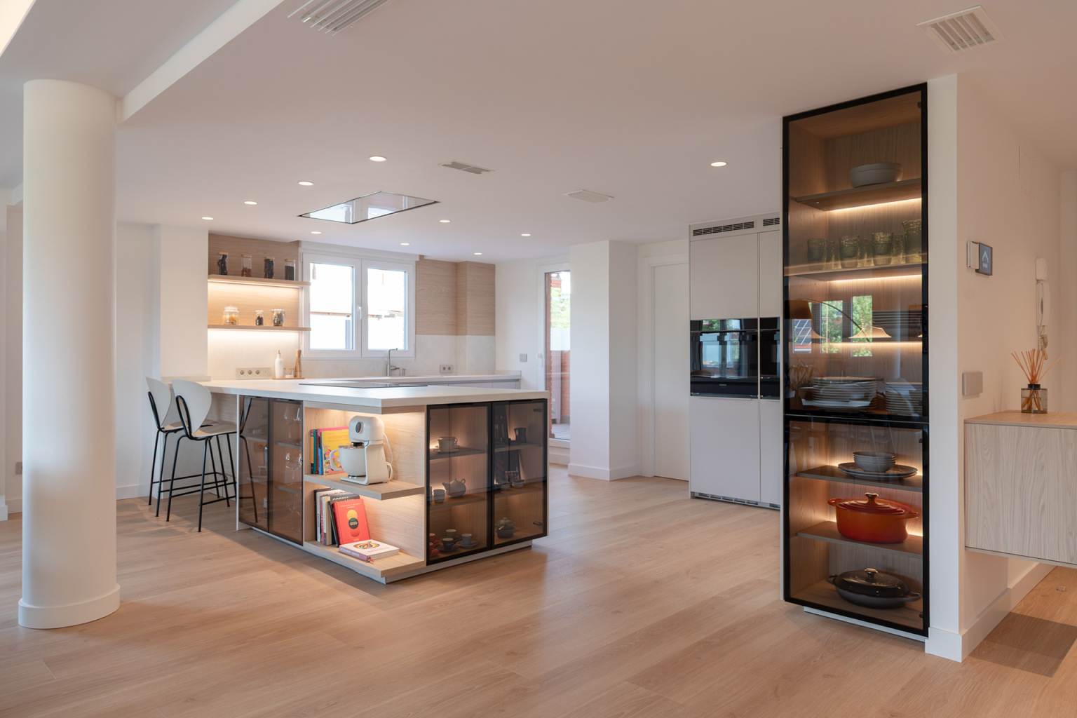 Cocina Cashmere diseñada por el estudio de cocinas en Madrid Santos Vaguada abierta al salón.