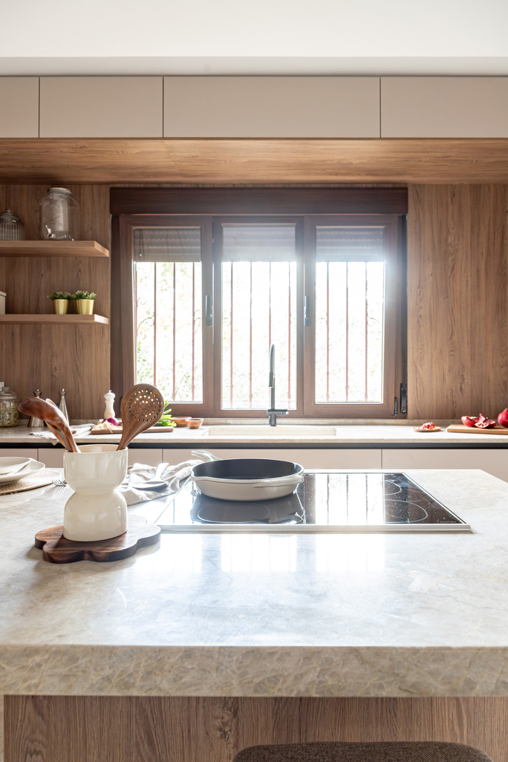 Cocina Cashmere y madera con encimera de piedra en un proyecto del estudio de cocinas en Madrid Santos Vaguada.