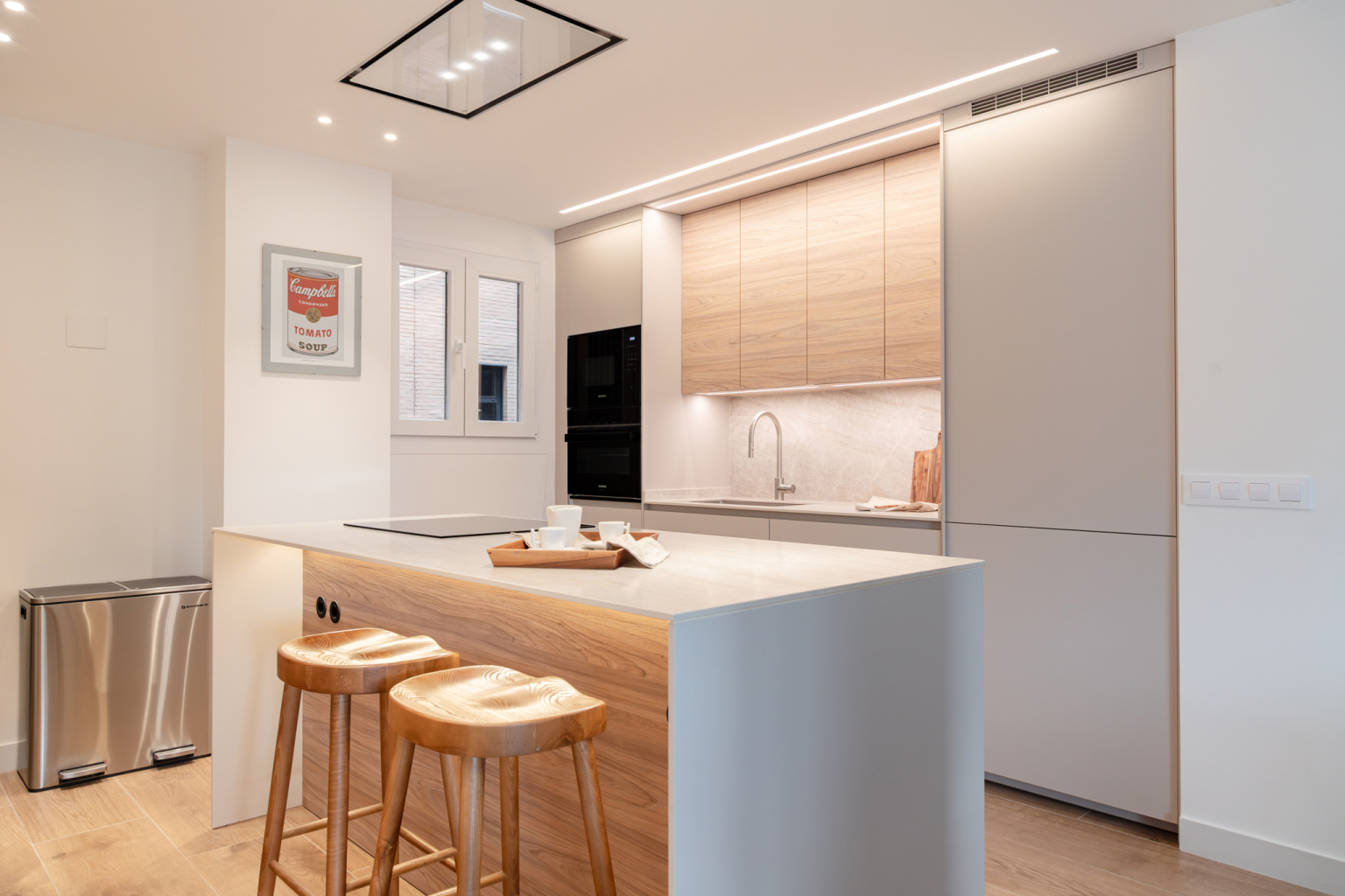Cocina Cashmere y madera con isla en un proyecto diseñado por la tienda de cocinas en Madrid Santos Vaguada.