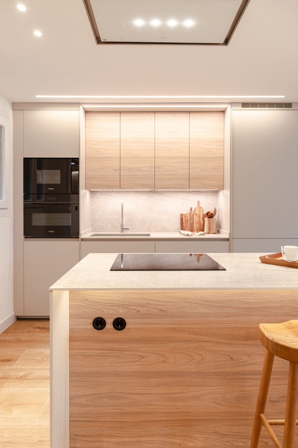 Cocina Cashmere y madera minimalista diseñada por el estudio de cocinas en Madrid Santos Vaguada.