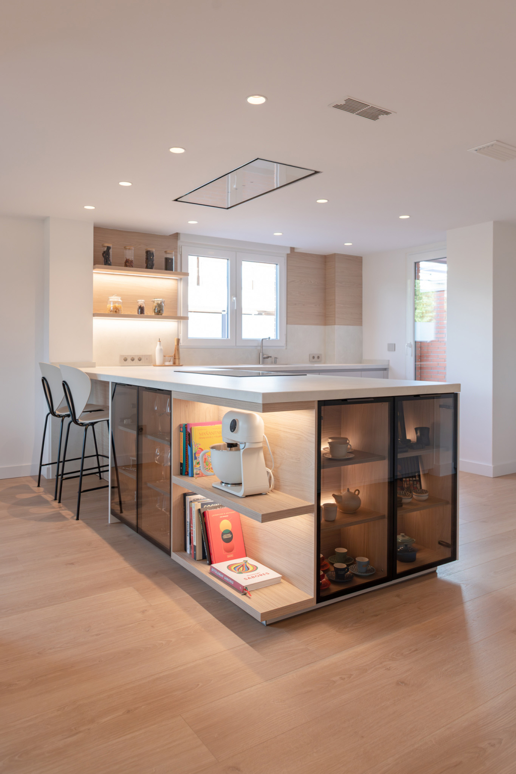 Cocina Cashmere y madera con península con almacenamiento en un proyecto del estudio de cocinas en Madrid Santos Vaguada.