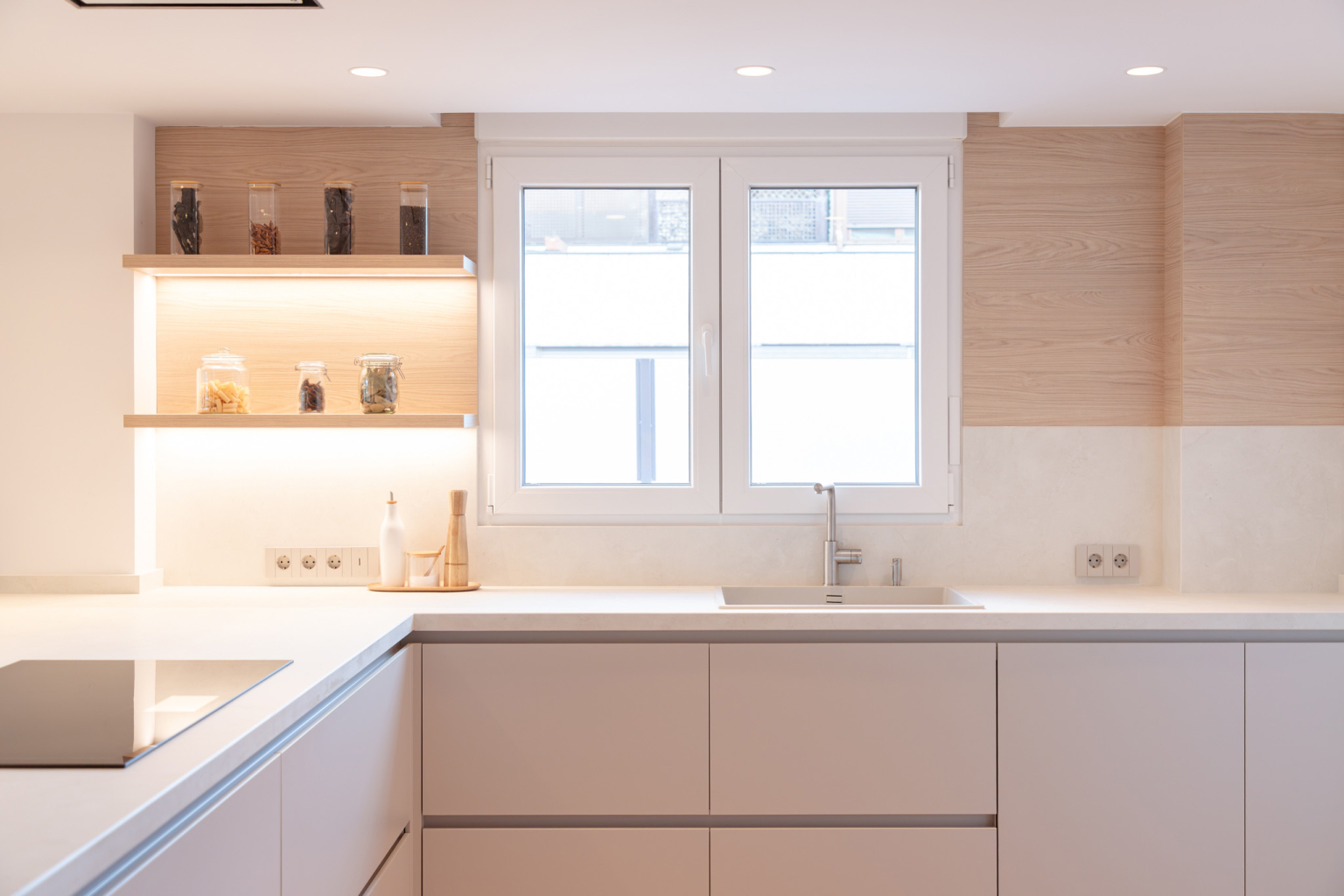 Cocina Cashmere y madera con península en un proyecto diseñado por la tienda de cocinas en Madrid Santos Vaguada.
