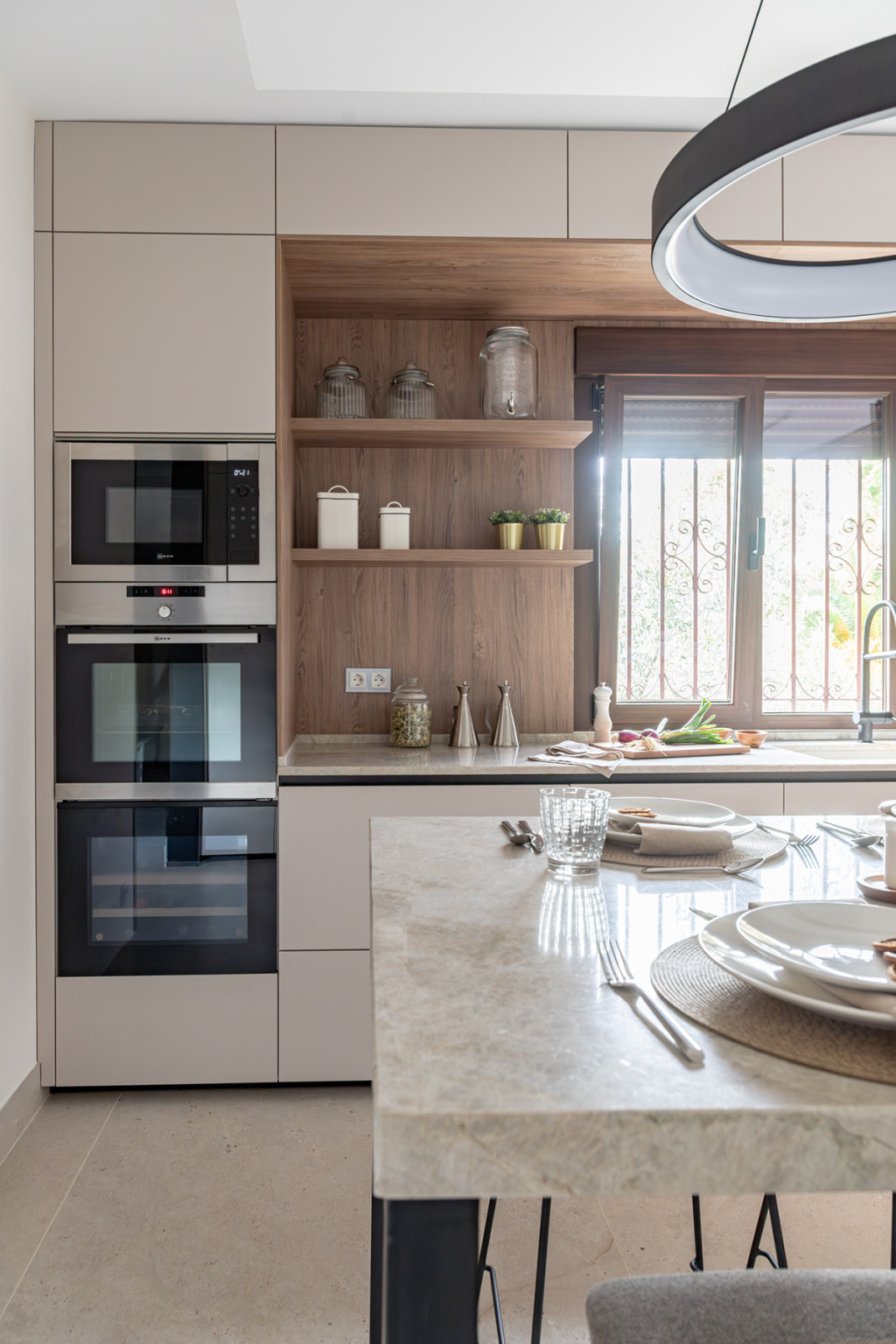 Cocina Cashmere y nogal con electrodomésticos en columna diseñada por el estudio de cocinas en Madrid Santos Vaguada.