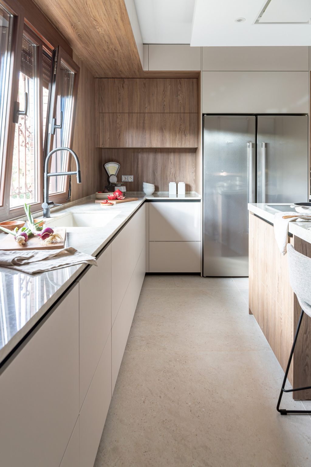 Cocina Cashmere y nogal con ifregadero en la ventana diseñada por Santos Vaguada.