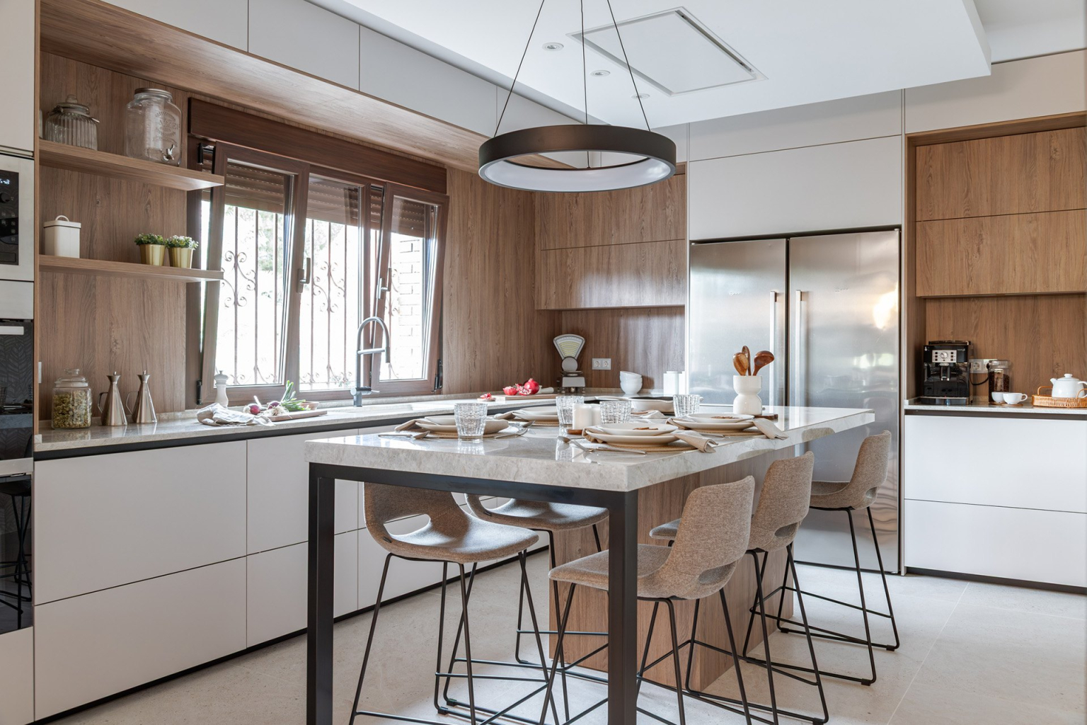 Cocina Cashmere y nogal con isla diseñada por la tienda de cocinas en Madrid Santos Vaguada.