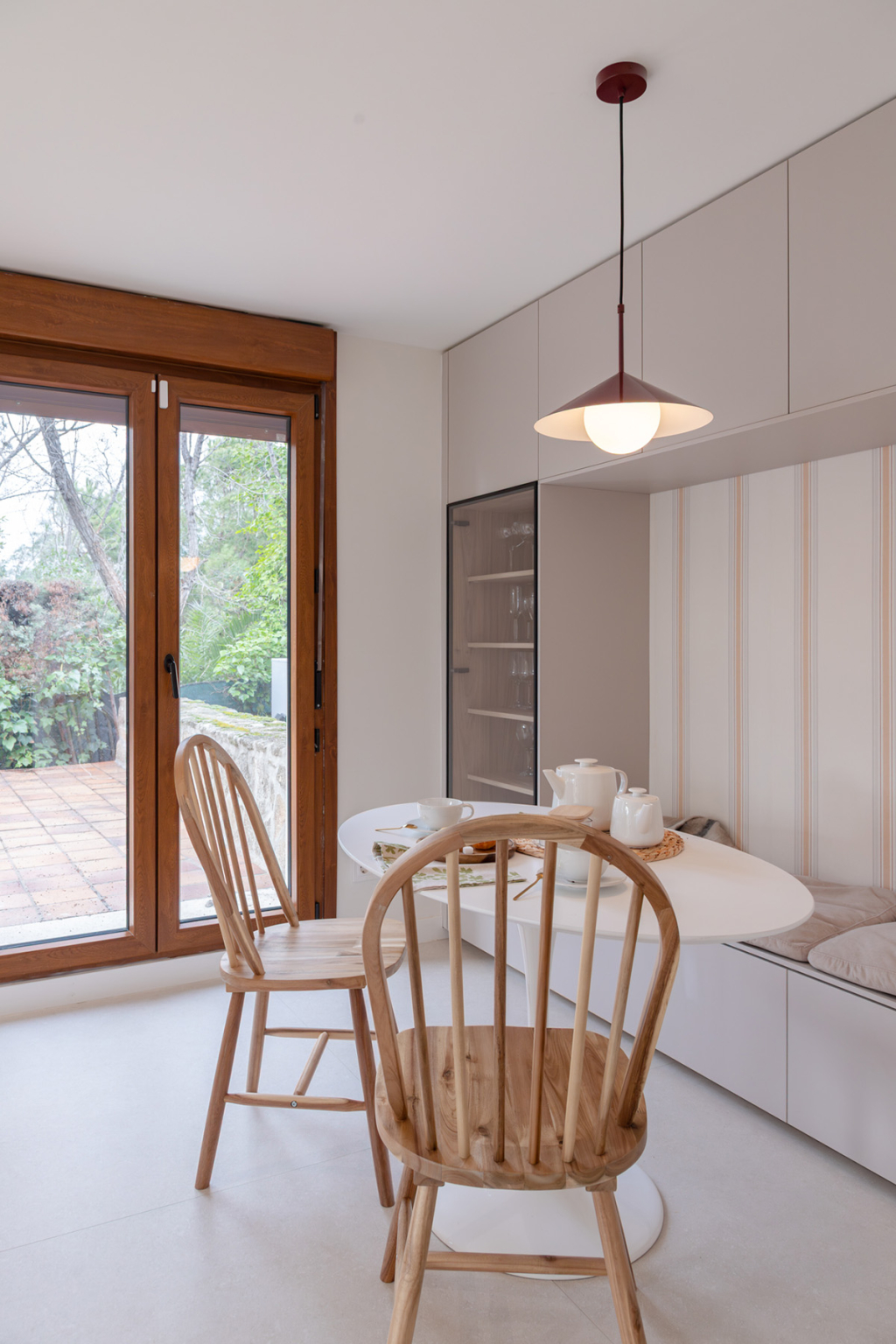 Comedor abierto al exterior en una vivienda con una cocina Cashmere de Santos Vaguada.