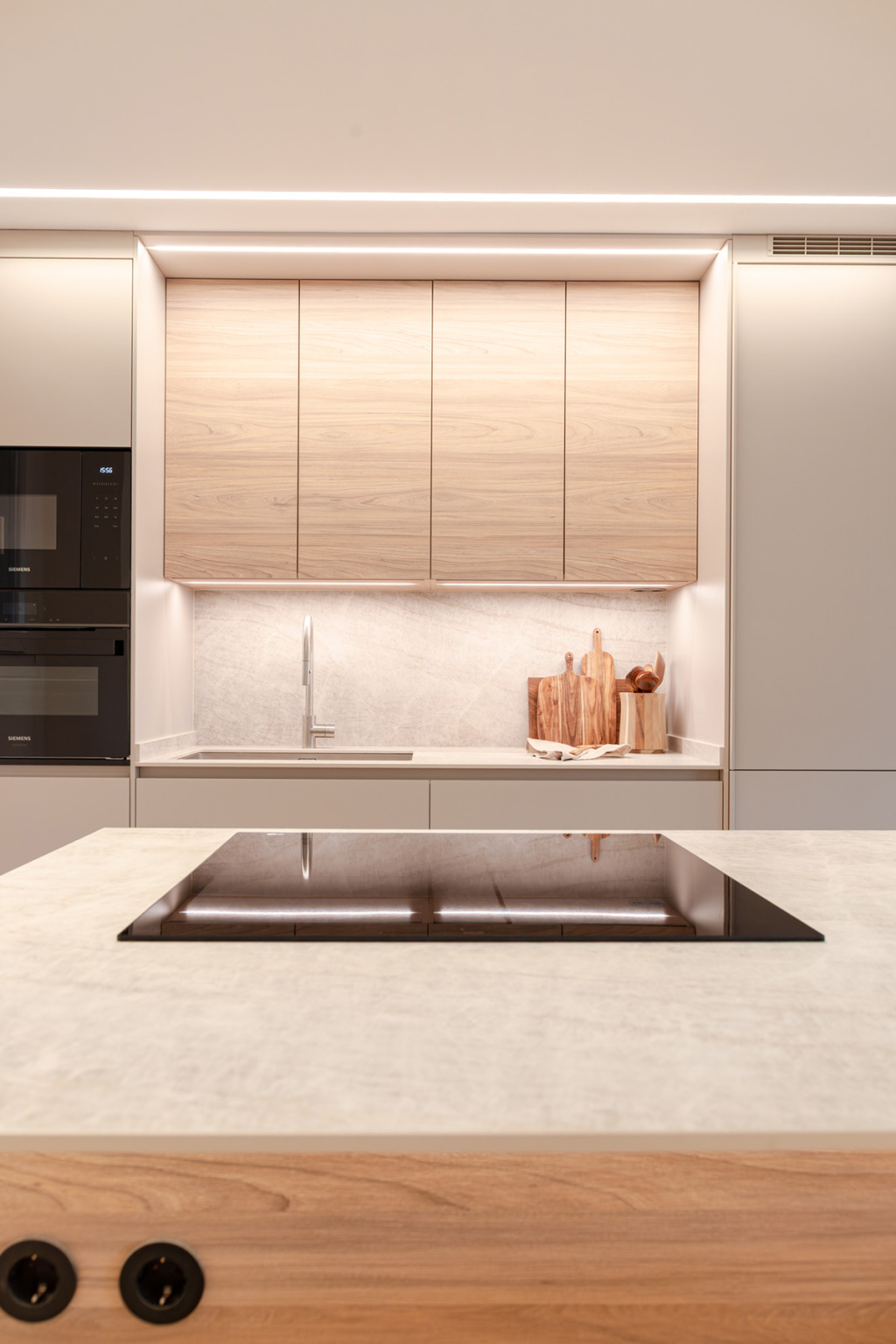 Encimera de piedra en una cocina Cashmere y madera diseñada por la tienda de cocinas en Madrid Santos Vaguada.