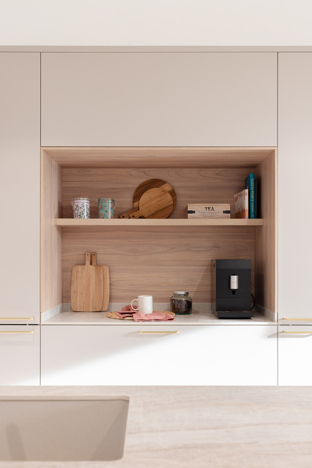 Estantería de madera en una en una cocina Cashmere abierta al comedor diseñada por Santos Vaguada.