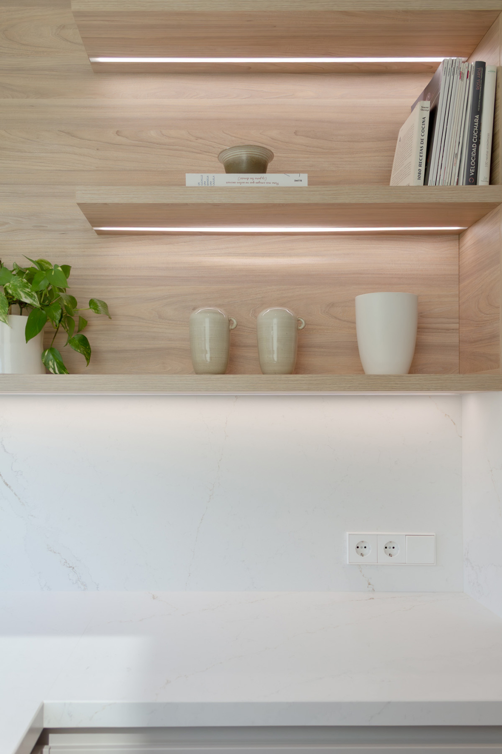 Estantes de madera en una cocina Cashmere con distribución en U diseñada por Santos Vaguada.