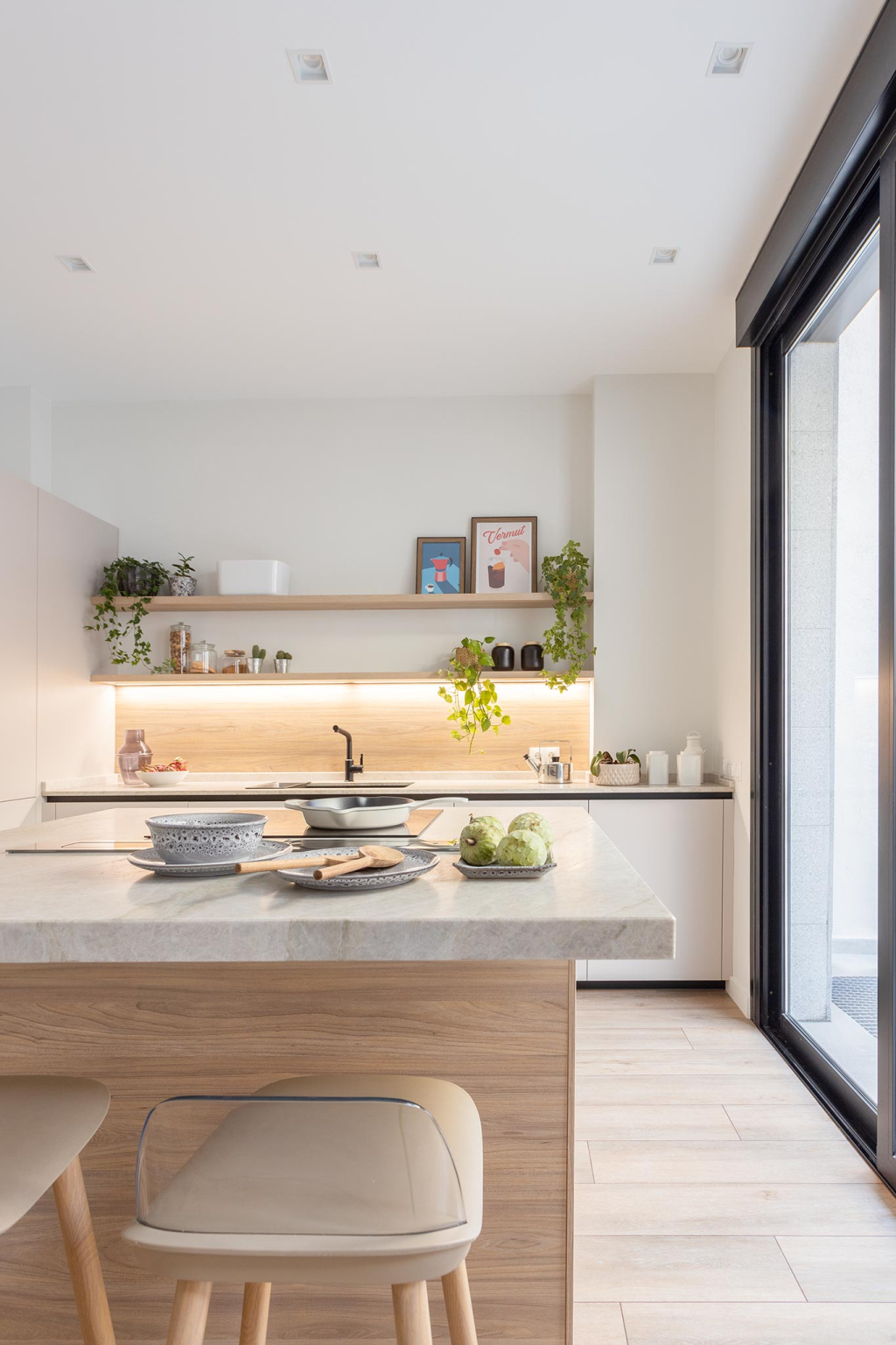 Isla en una cocina Cashmere abierta al comedor diseñada por Santos Vaguada.