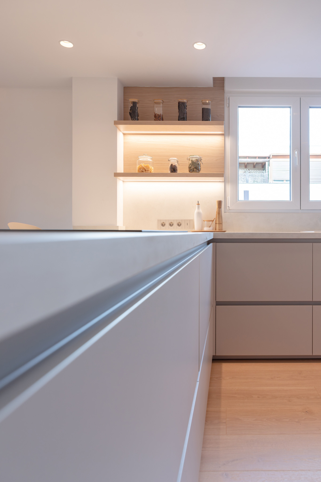 Península de cocina con cajones en una cocina Cashmere y madera diseñada por la tienda de cocinas en Madrid Santos Vaguada.