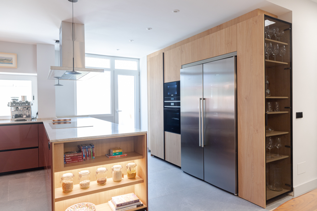 Cocina roja en U con peninsula y columnas en madera