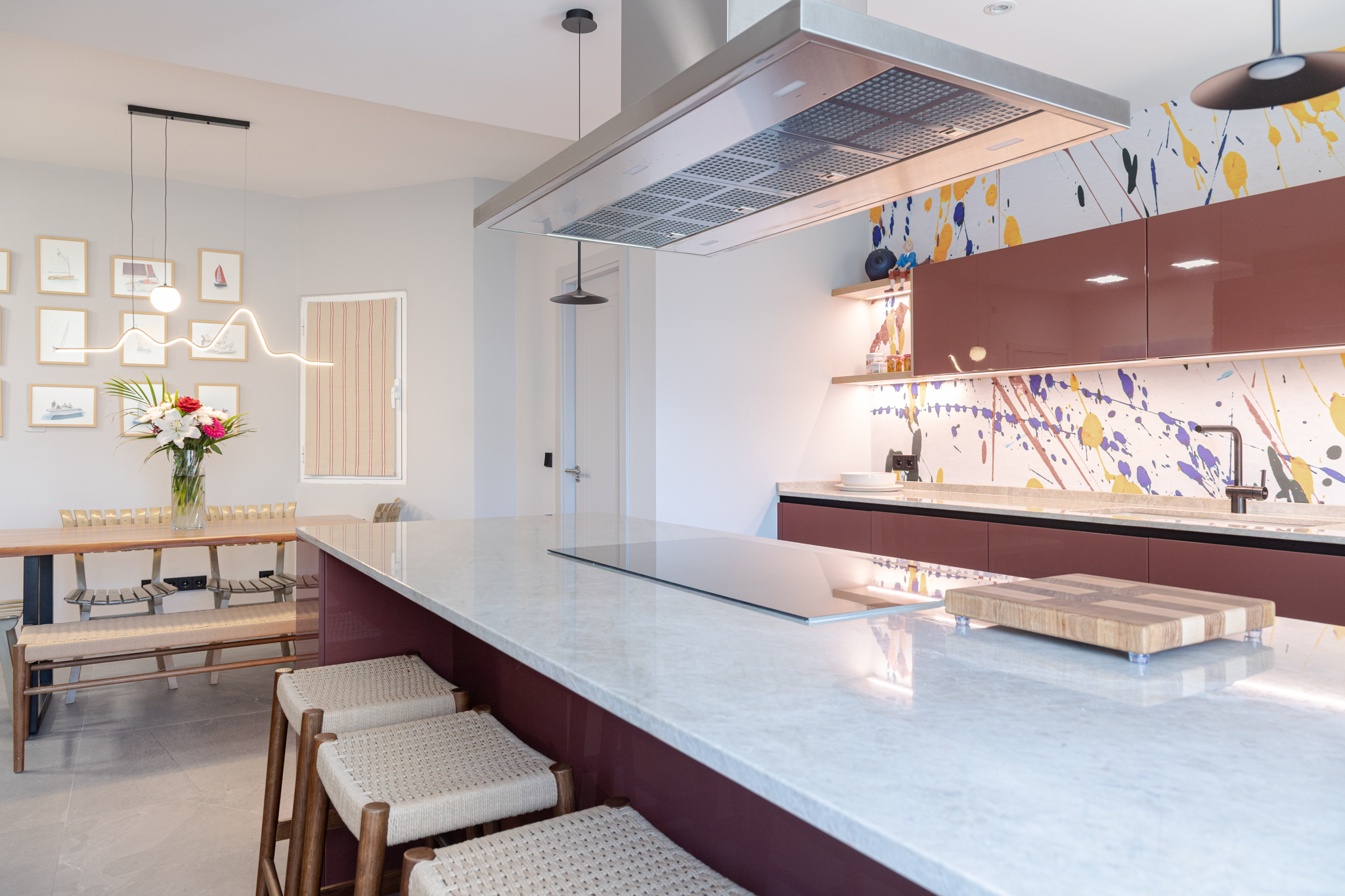Cocina roja y madera con peninsula y office