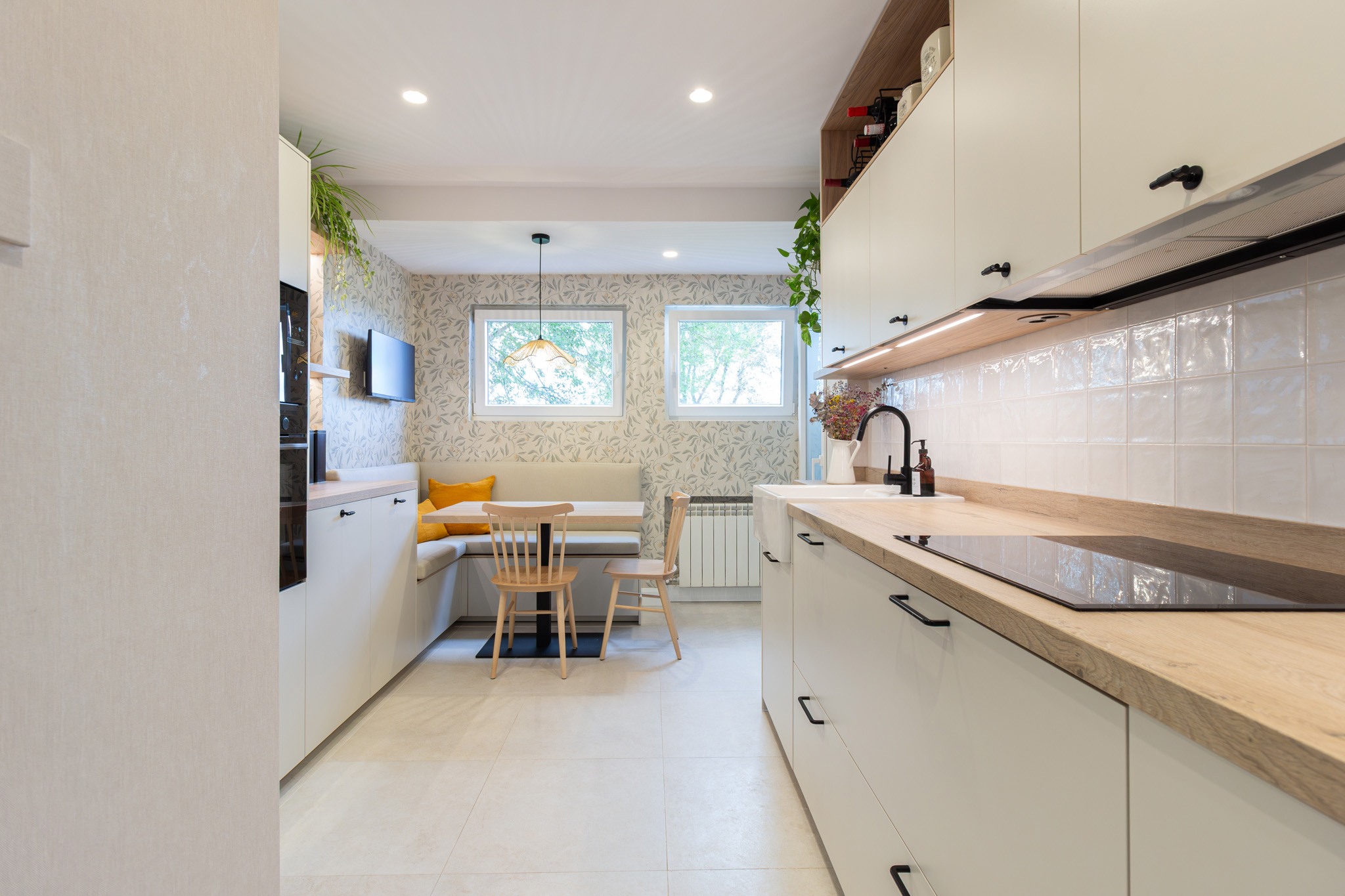 Cocina blanca y madera con office diseñada por la tienda de cocinas en Madrid Santos Vaguada.