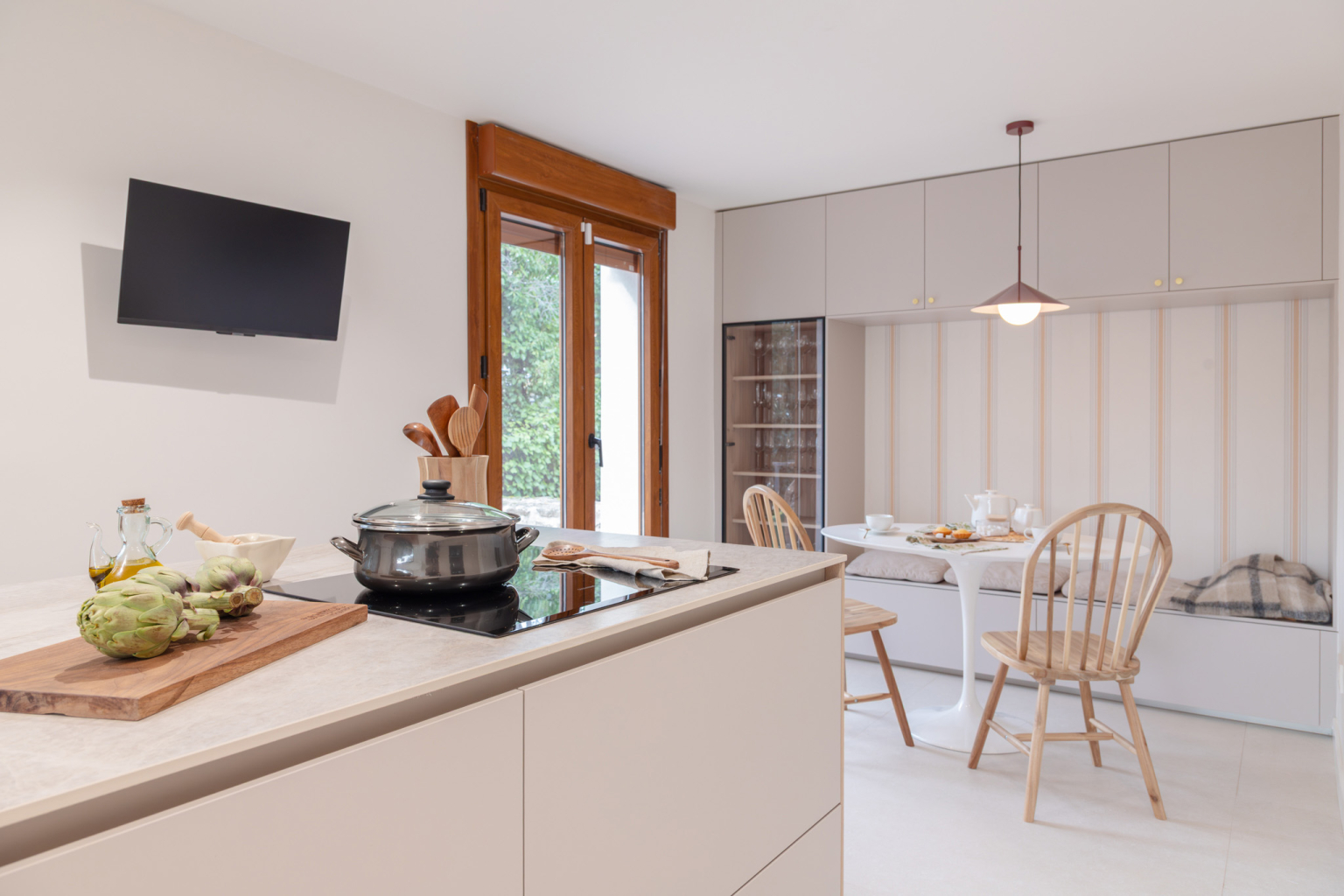 Cocina con isla y office diseñada por la tienda de cocinas en Madrid Santos Vaguada.