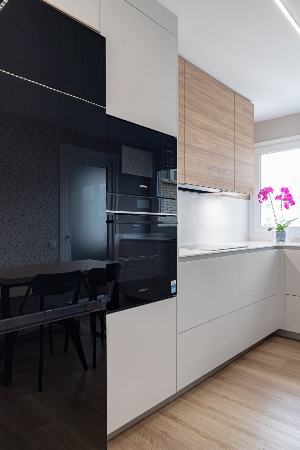 Cocina con office y columna de electrodomésticos en un proyecto de Santos Vaguada.