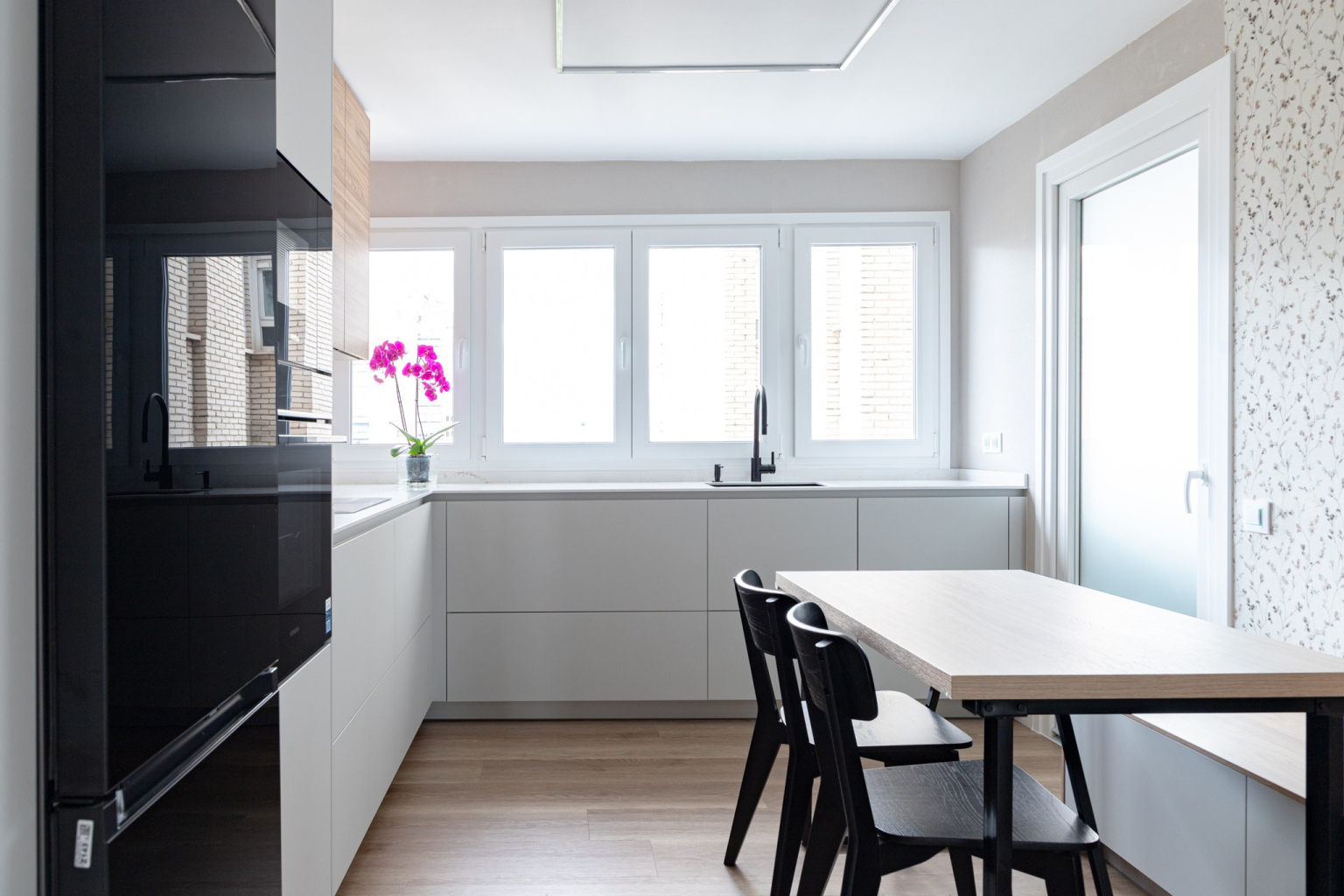 Cocina con office y distribución en U diseñada por la tienda de cocinas en Madrid Santos Vaguada.