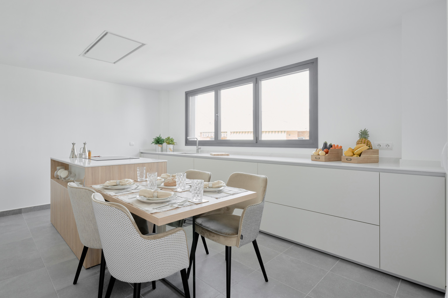 Cocina con office e isla con mesa adosada en un proyecto del estudio Santos Vaguada.