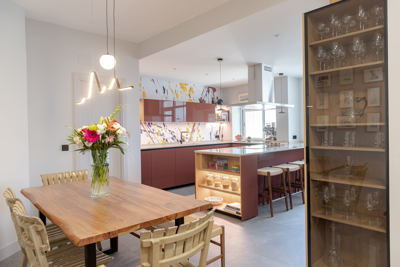 Cocina con office independiente y península diseñada por el estudio de cocinas en Madrid Santos Vaguada.
