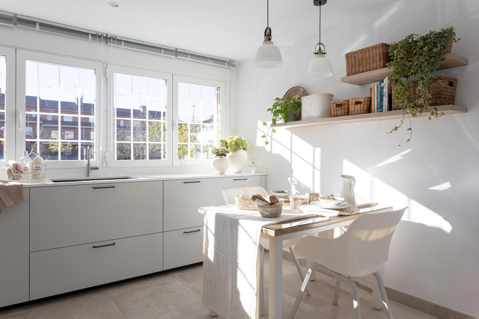 Cocina con office y distribución lineal diseñada por el estudio de cocinas Santos Vaguada.