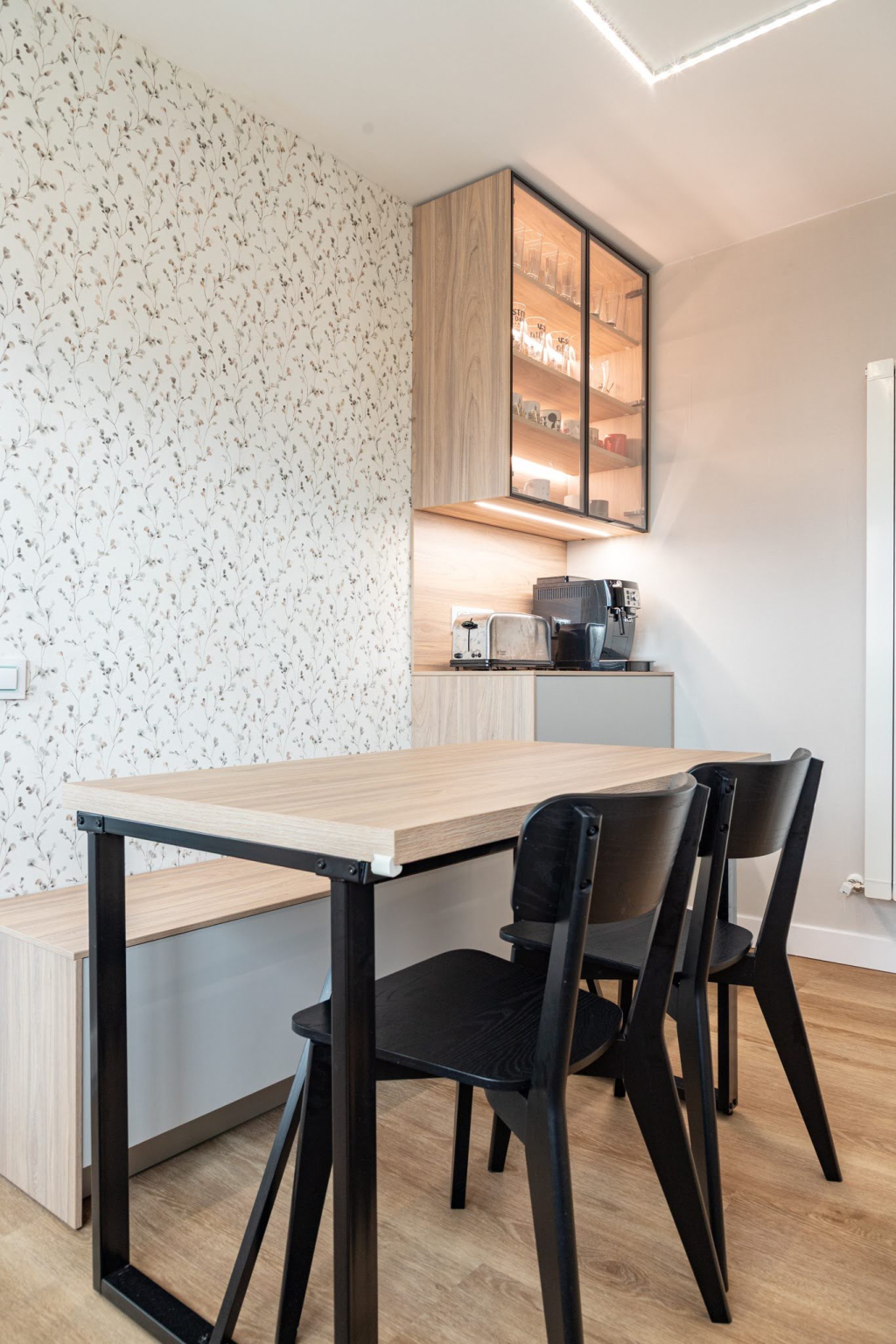 Cocina con office y desayunador en madera diseñada por la tienda de cocinas en Madrid Santos Vaguada.