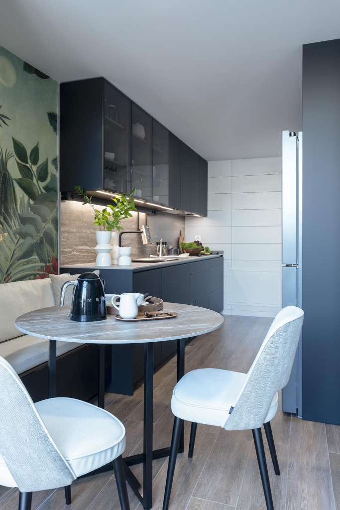 Cocina negra con office separado diseñada por la tienda de cocinas en Madrid Santos Vaguada.