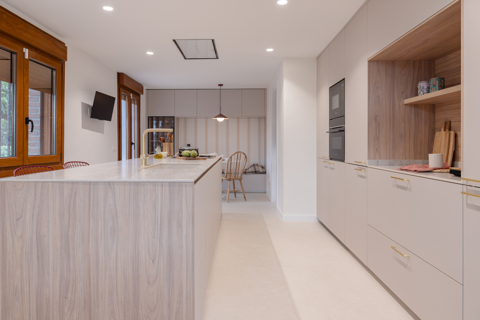 Cocina con office e isla central diseñada por el estudio Santos Vaguada.