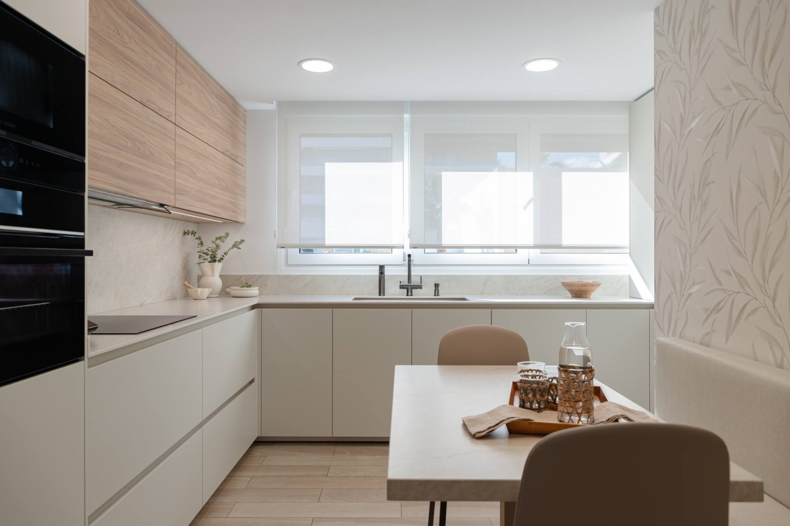 Cocina con office pequeña diseñada por el estudio de cocinas en Madrid Santos Vaguada.
