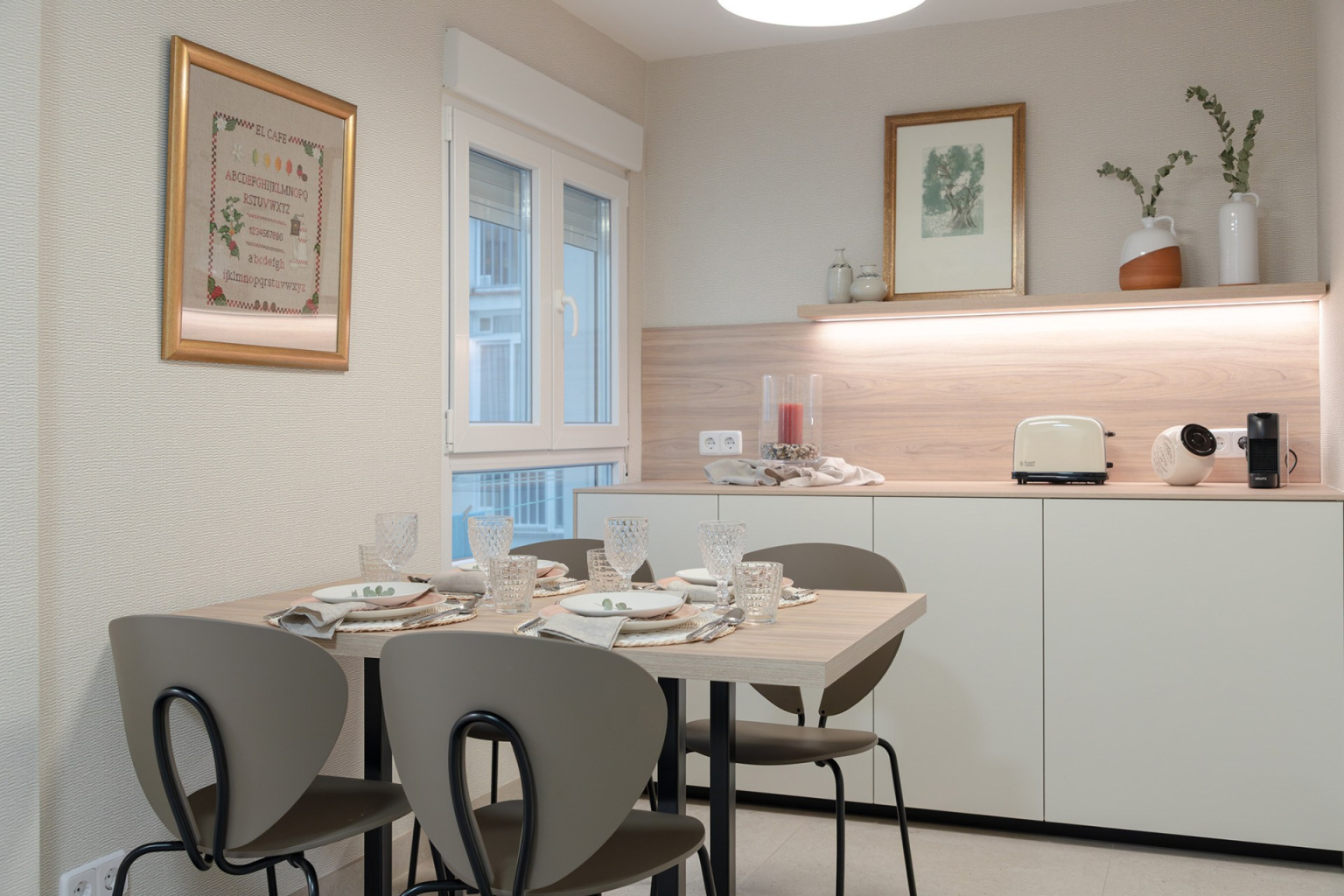 Cocina con office separado diseñada por la tienda de cocinas en Madrid Santos Vaguada.