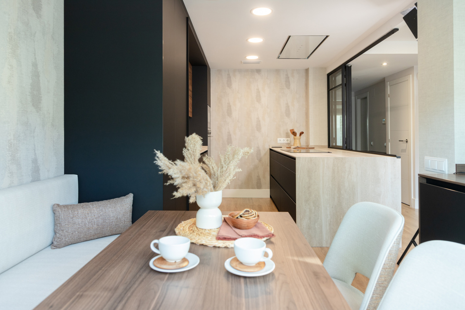 Cocina con office y península en un proyecto del estudio de cocinas Santos Vaguada.