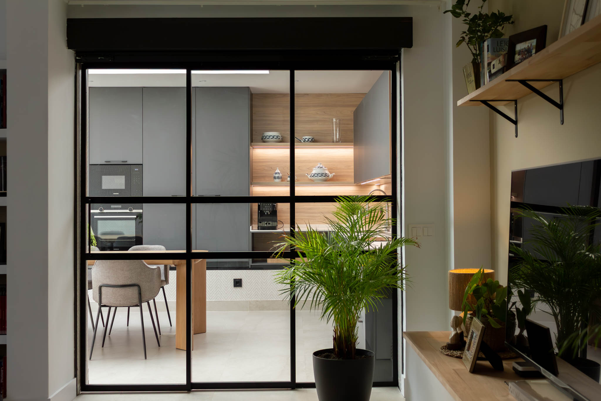cocina abierta al salon con puerta acristalada