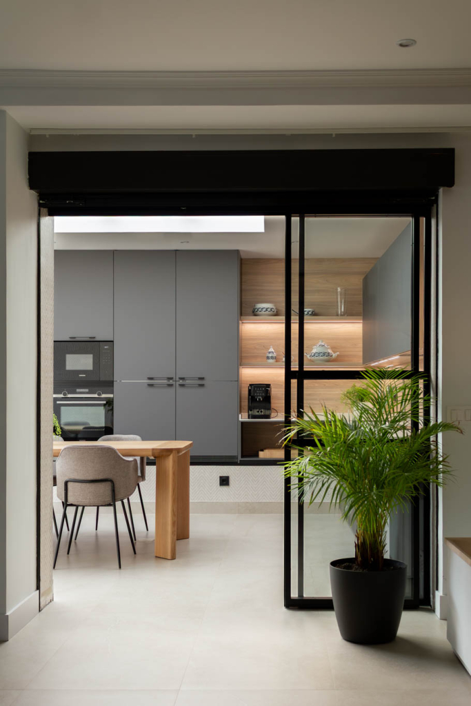 puerta acristalada de cocina abierta