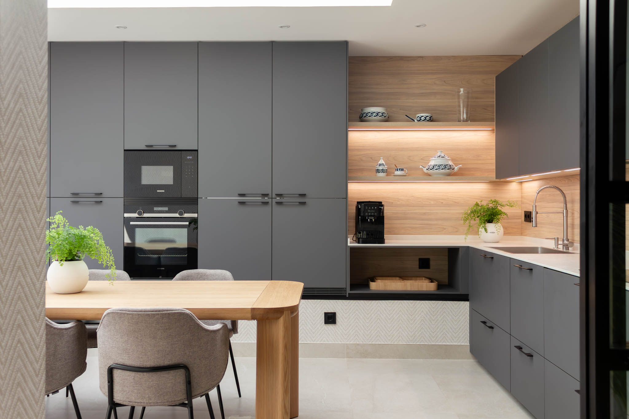 cocina gris antracita y olmo claro