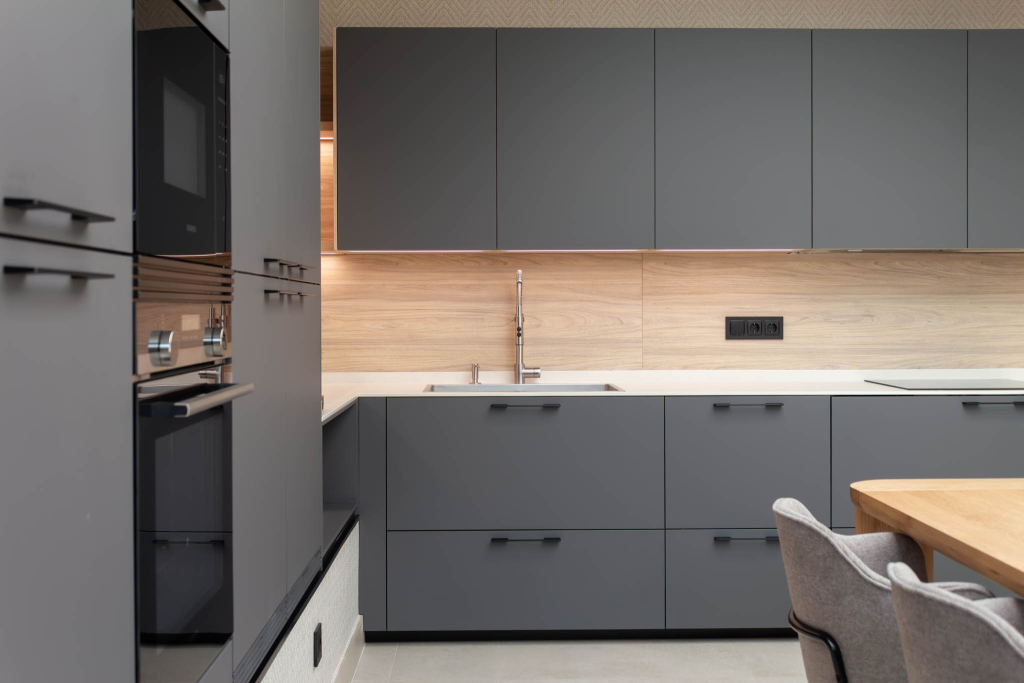 cocina gris antracita y olmo claro con mesa