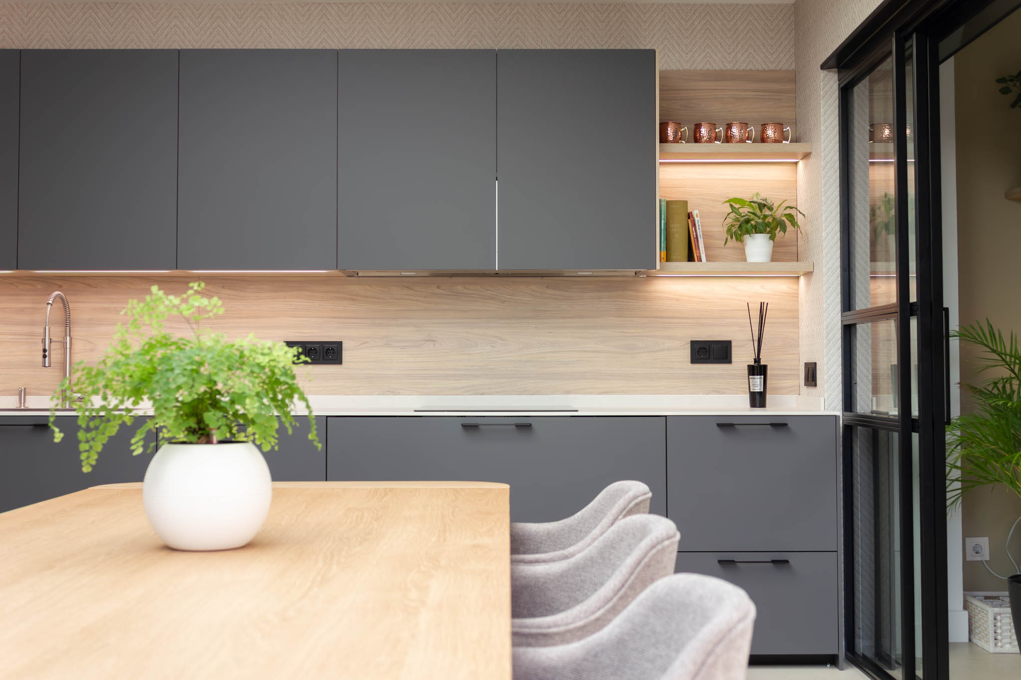 cocina gris antracita con Laminam Fokos Talco