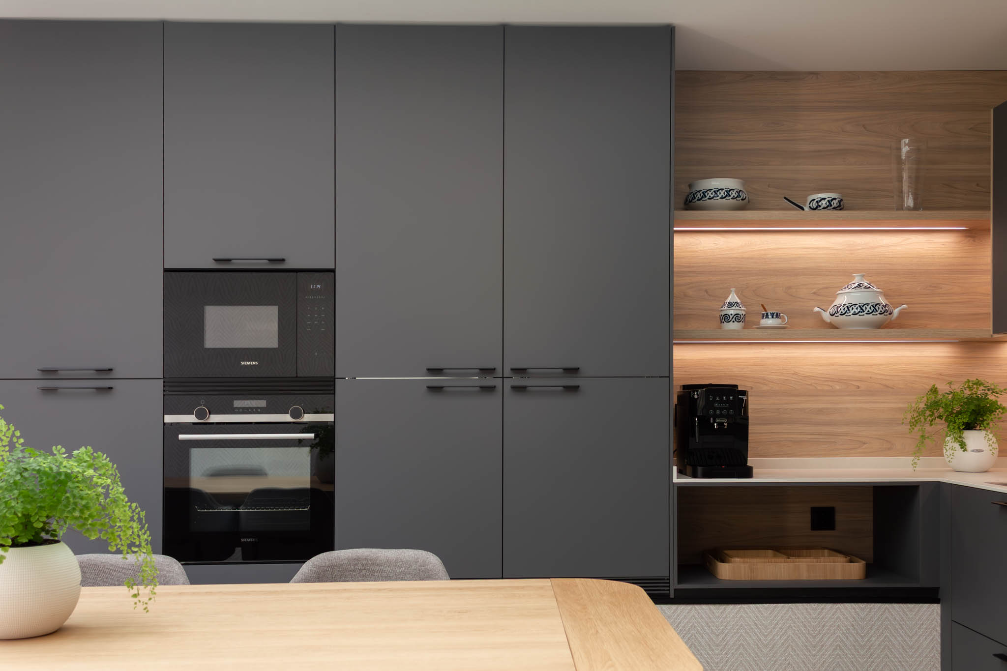 cocina gris antracita con Laminam Fokos Talco