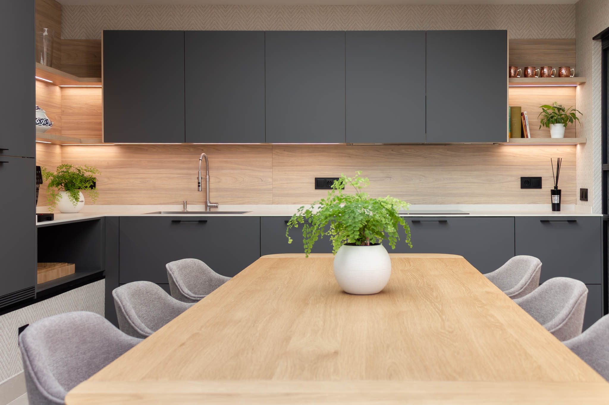 mesa para 6 personas en cocina gris antracita y olomo claro de Santos