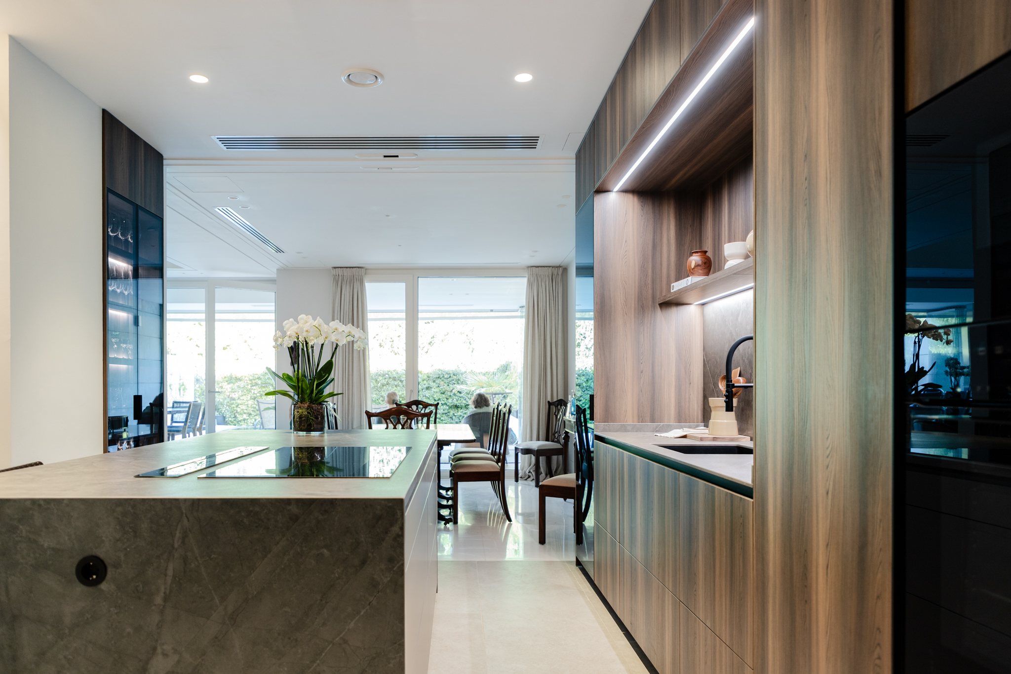 Cocina en L con ISla central en Gris Visón y Laricio Fumé