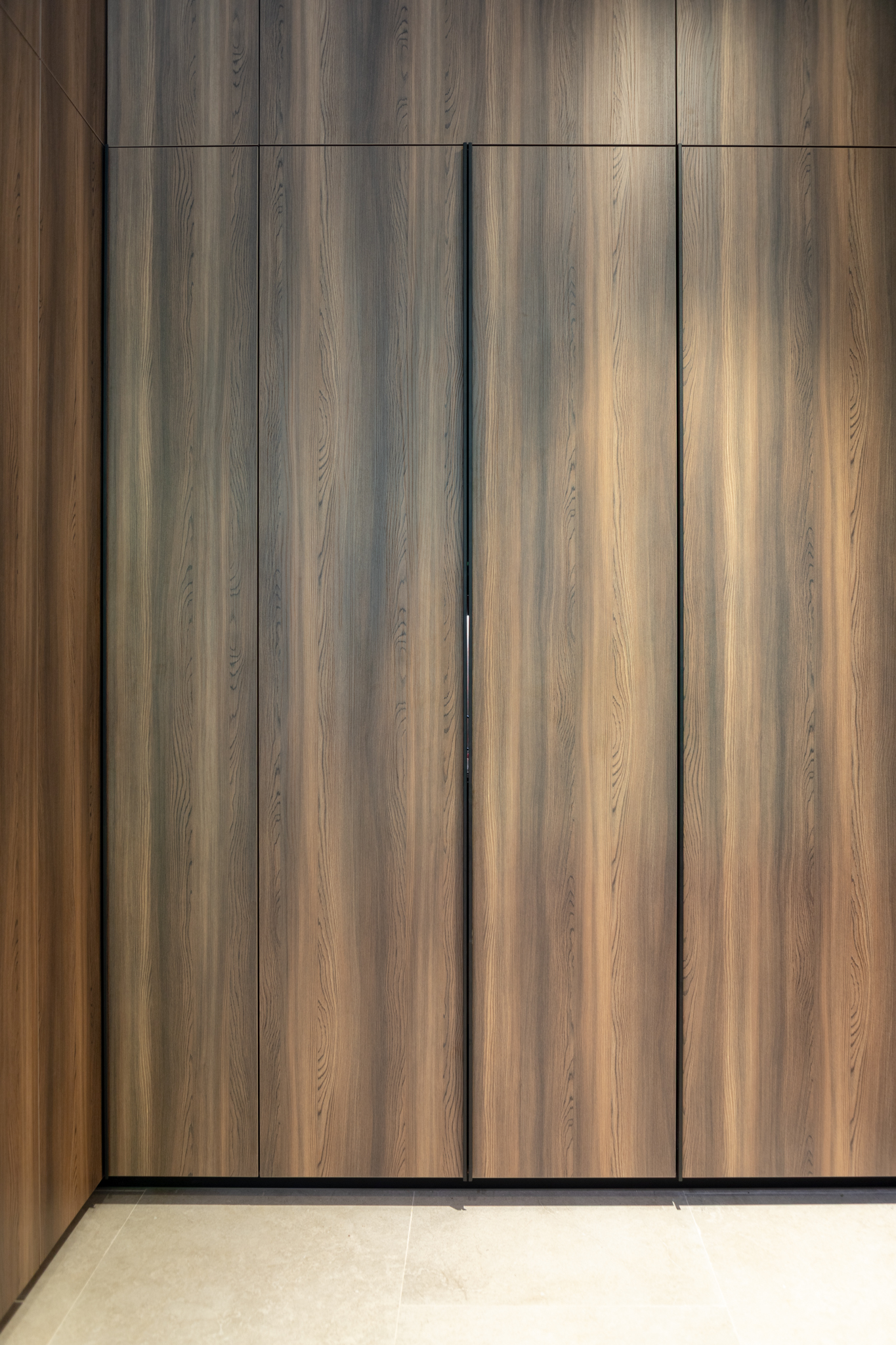 Mueble columna de cocina en madera natural