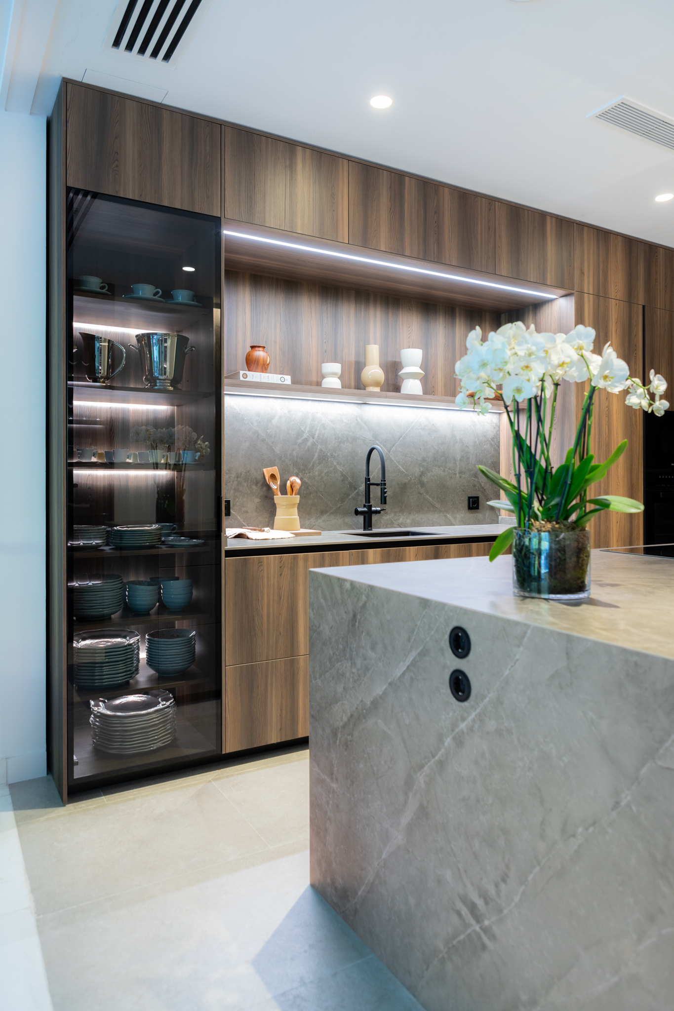 Cocina abierta al salon en madera y gris