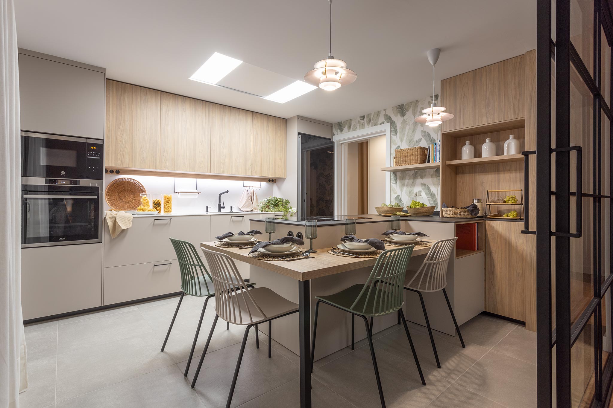 Cocina blanca y madera con península en un proyecto de la tienda de cocinas en Madrid Santos Vaguada.